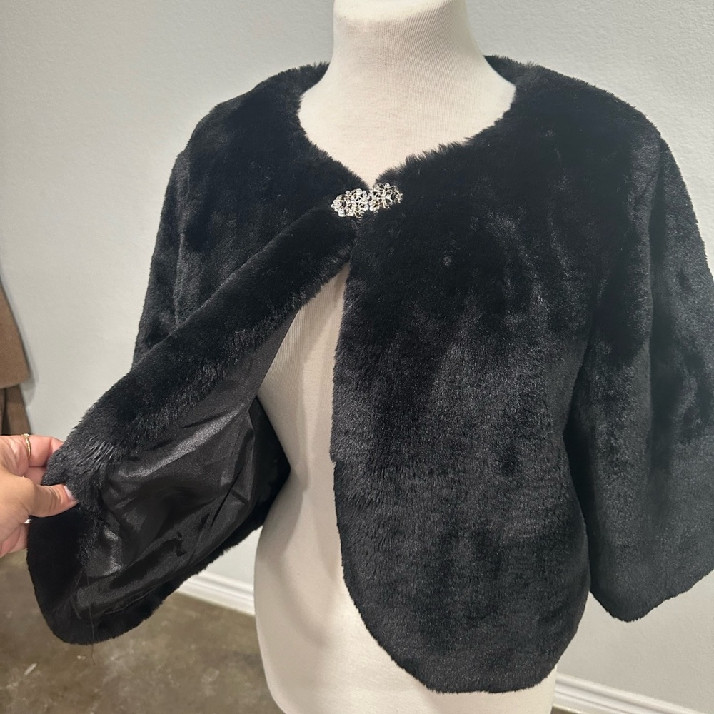 Haani faux fur cape - Picture 4 of 5
